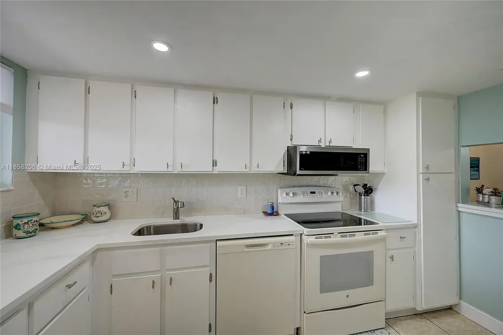 3186 Via Poinciana Lake Worth FL 33467