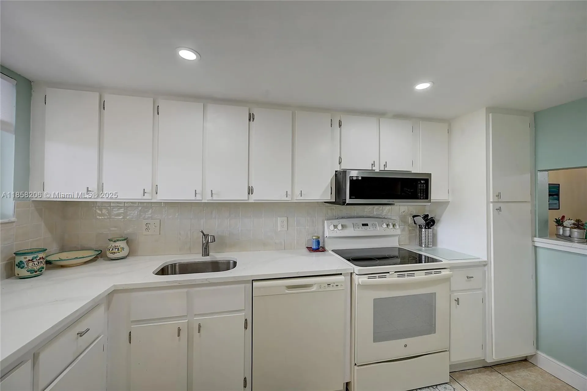 3186 Via Poinciana Lake Worth FL 33467