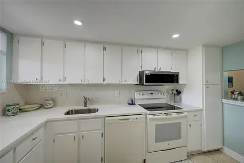 3186 Via Poinciana Lake Worth FL 33467