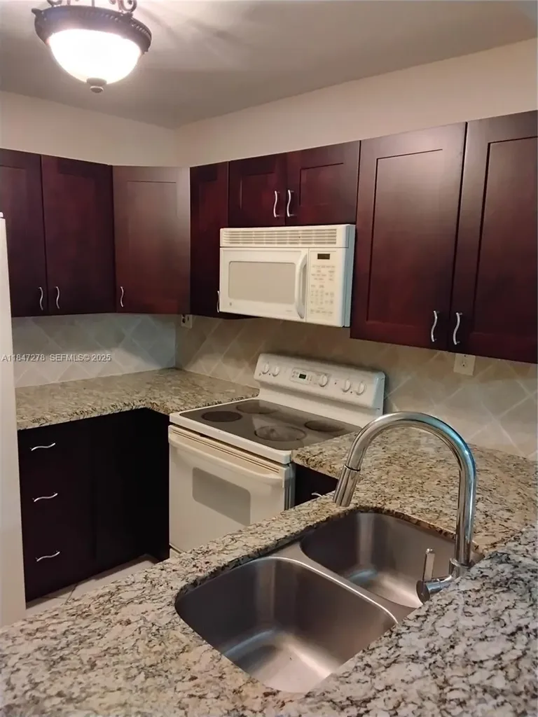 5835 Washington Street Hollywood FL 33023