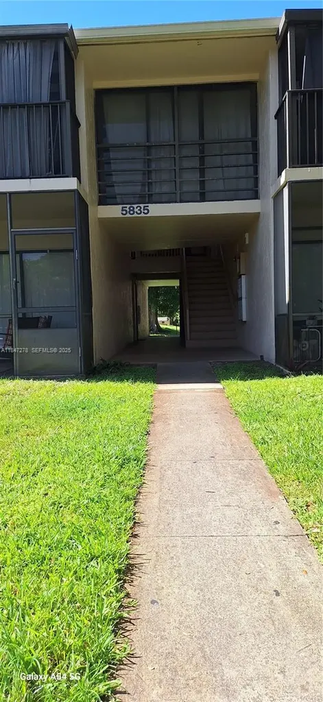 5835 Washington Street Hollywood FL 33023