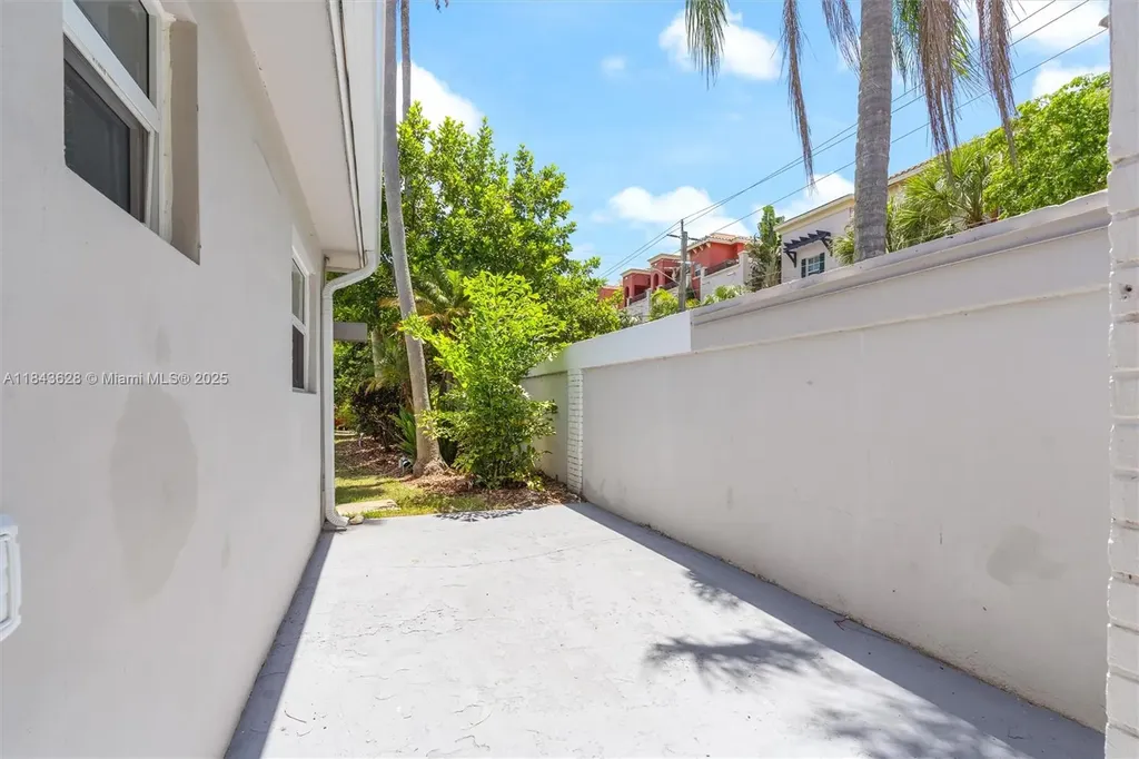 1100 NE 17th Terrace Fort Lauderdale FL 33304