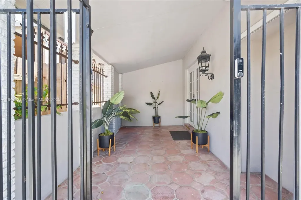 1100 NE 17th Terrace Fort Lauderdale FL 33304