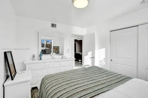 320 NE 33rd Street Oakland Park FL 33334