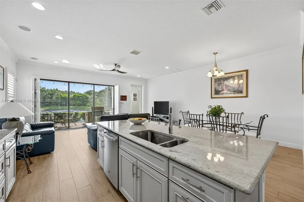 3925 NW 89th Way Coral Springs FL 33065