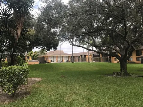 5831 Washington Street Hollywood FL 33023