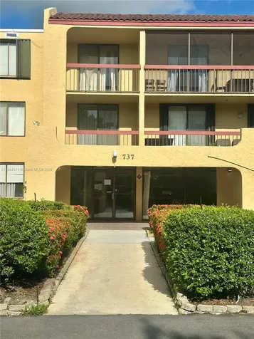 737 SE 1st Way Deerfield Beach FL 33441