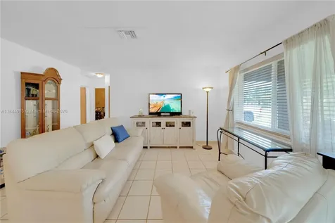 9880 Jamaica Drive Cutler Bay FL 33189