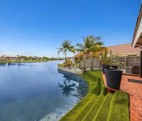8453 NW 189 Street Road Hialeah FL 33015