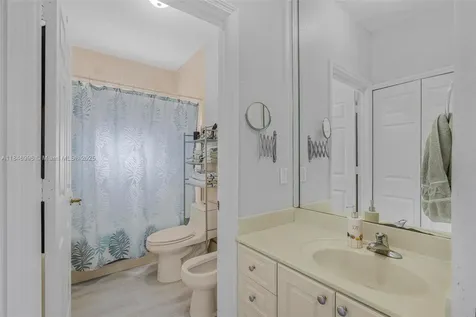 8041 NW 200th Terrace Hialeah FL 33015