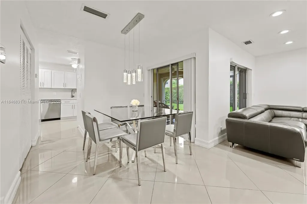 6603 Via Regina Boca Raton FL 33433