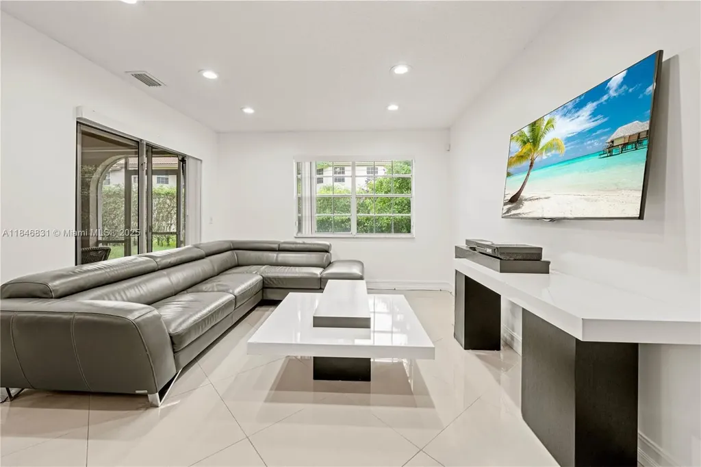 6603 Via Regina Boca Raton FL 33433