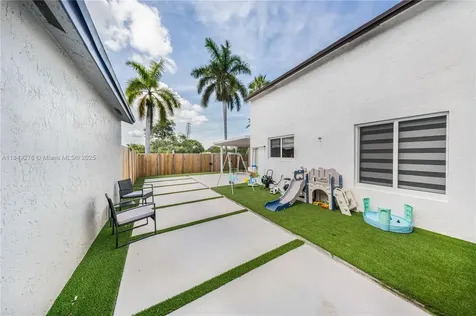 18858 NW 63rd Court Circle Hialeah FL 33015