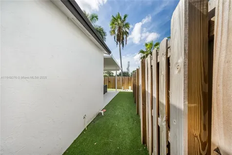 18858 NW 63rd Court Circle Hialeah FL 33015