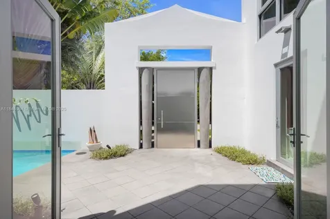 3175 Washington Street Miami FL 33133