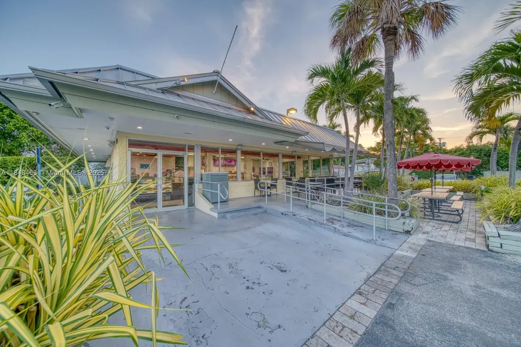 Bakery / Restaurant For Sale On Dixie Highway Miami FL 33157