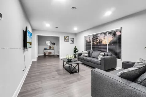 809 E Glen Oak Clearwater FL 33759
