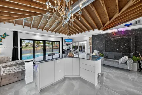 380 SE 1st Terrace Pompano Beach FL 33060
