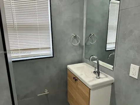42 SE 10th Terrace Dania Beach FL 33004