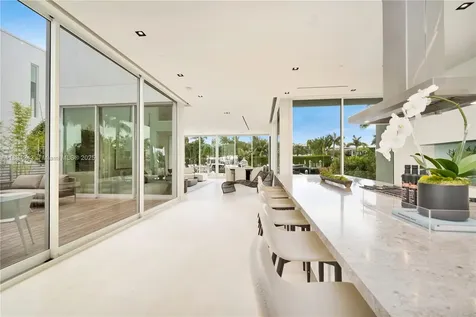 1011 W 48th Street Miami Beach FL 33140