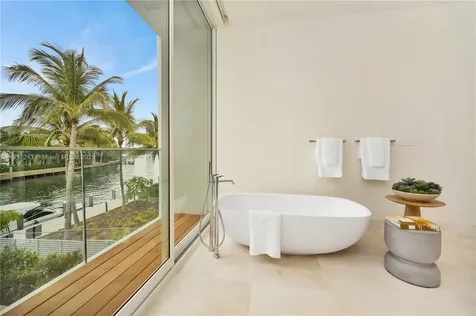 1011 W 48th Street Miami Beach FL 33140