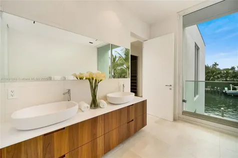 1011 W 48th Street Miami Beach FL 33140