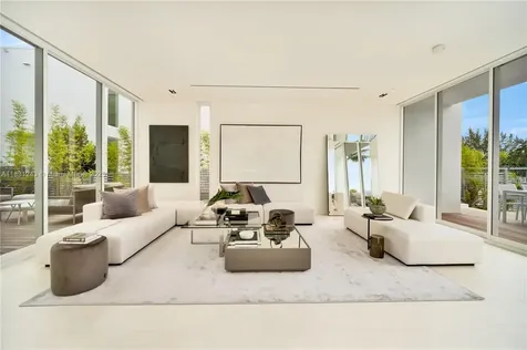 1011 W 48th Street Miami Beach FL 33140