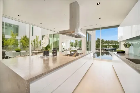 1011 W 48th Street Miami Beach FL 33140