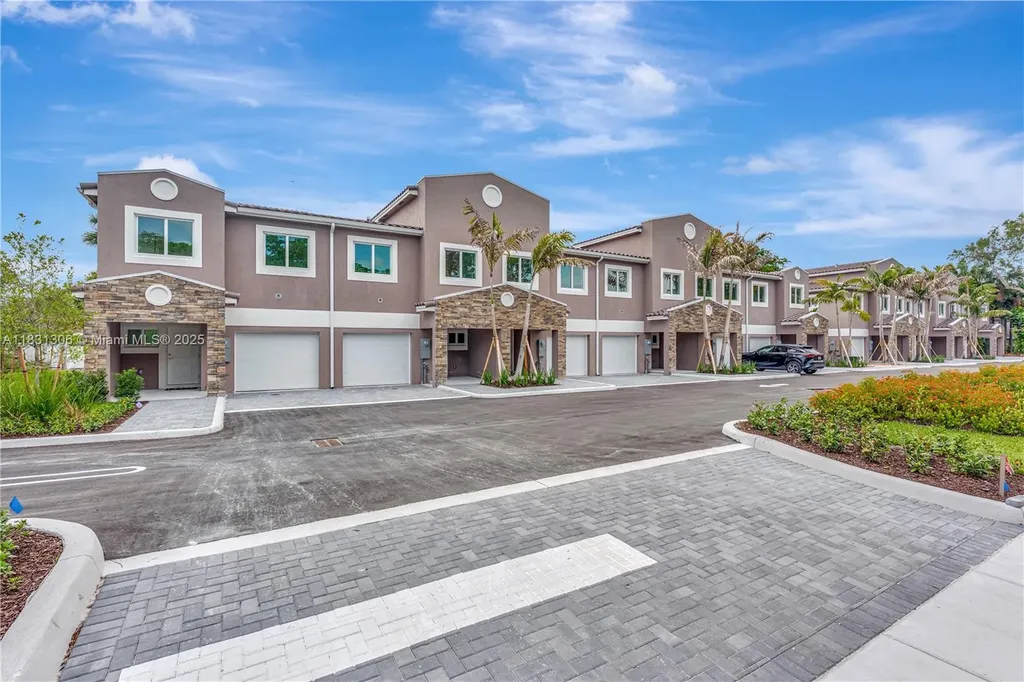 1563 NW 94th Way Coral Springs FL 33071