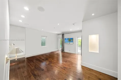 6001 N Bay Road Miami Beach FL 33140