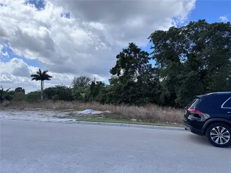 875 Joe Louis Avenue Pahokee FL 33476