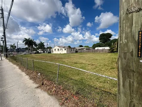 3186 NW 33rd Street Miami FL 33142
