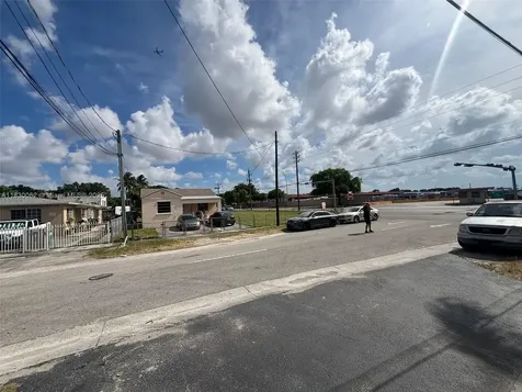 3186 NW 33rd Street Miami FL 33142