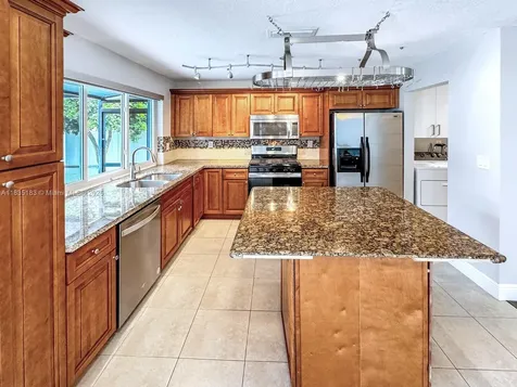 2040 NW 86th Avenue Sunrise FL 33322