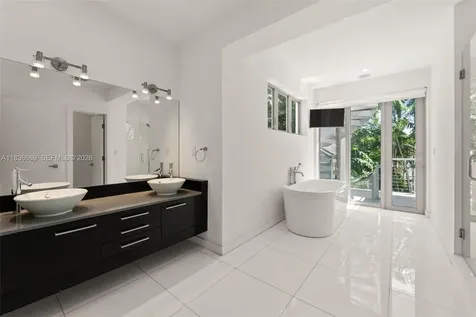 5625 N Bay Road Miami Beach FL 33140