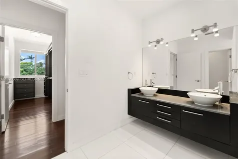 5625 N Bay Road Miami Beach FL 33140