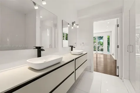 5625 N Bay Road Miami Beach FL 33140