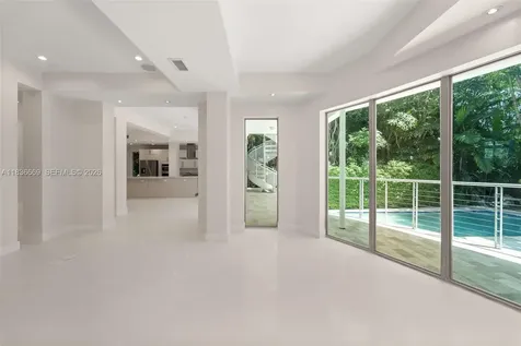 5625 N Bay Road Miami Beach FL 33140
