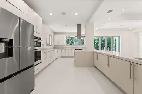5625 N Bay Road Miami Beach FL 33140