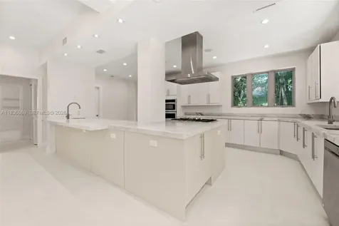 5625 N Bay Road Miami Beach FL 33140