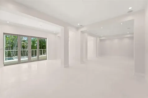 5625 N Bay Road Miami Beach FL 33140