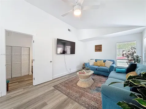 1309 SW 75th Avenue North Lauderdale FL 33068