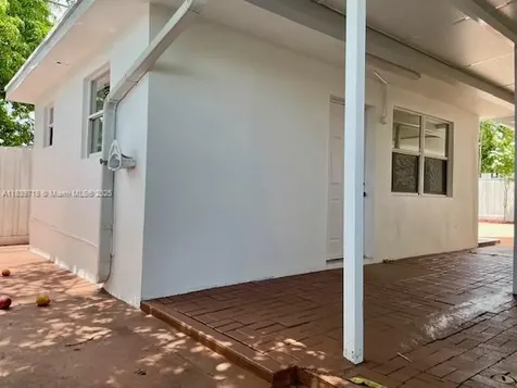 330 W 40th Place Hialeah FL 33012