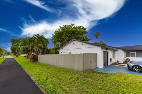 906 Cardinal Place Homestead FL 33035