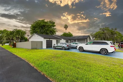 906 Cardinal Place Homestead FL 33035