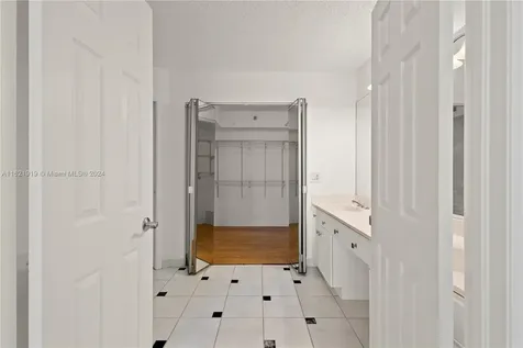 3500 Mystic Pointe Drive Aventura FL 33180