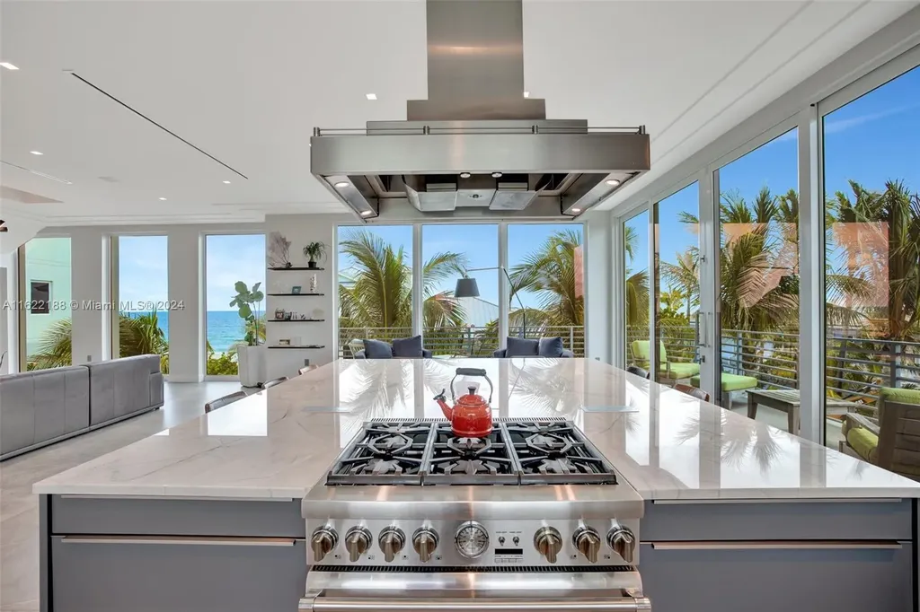 305 Oak Street Hollywood FL 33019