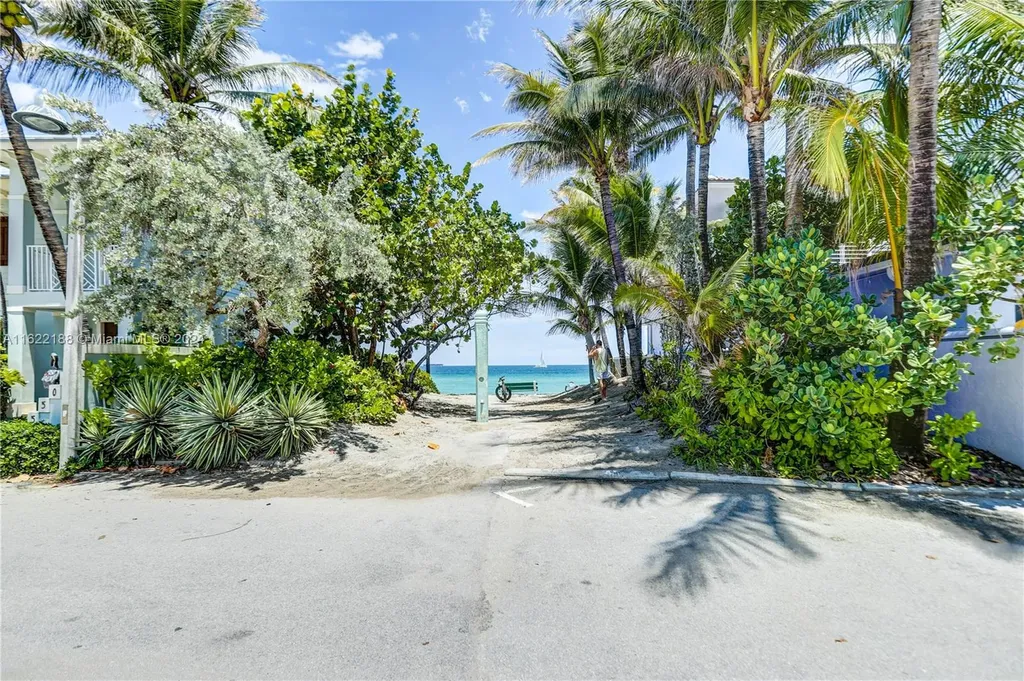 305 Oak Street Hollywood FL 33019