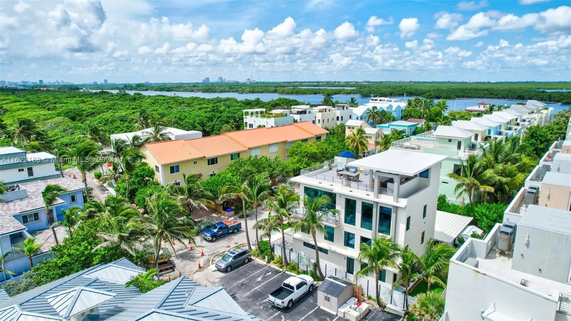 305 Oak Street Hollywood FL 33019