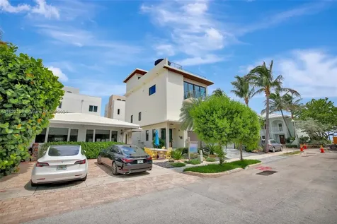 305 Oak Street Hollywood FL 33019